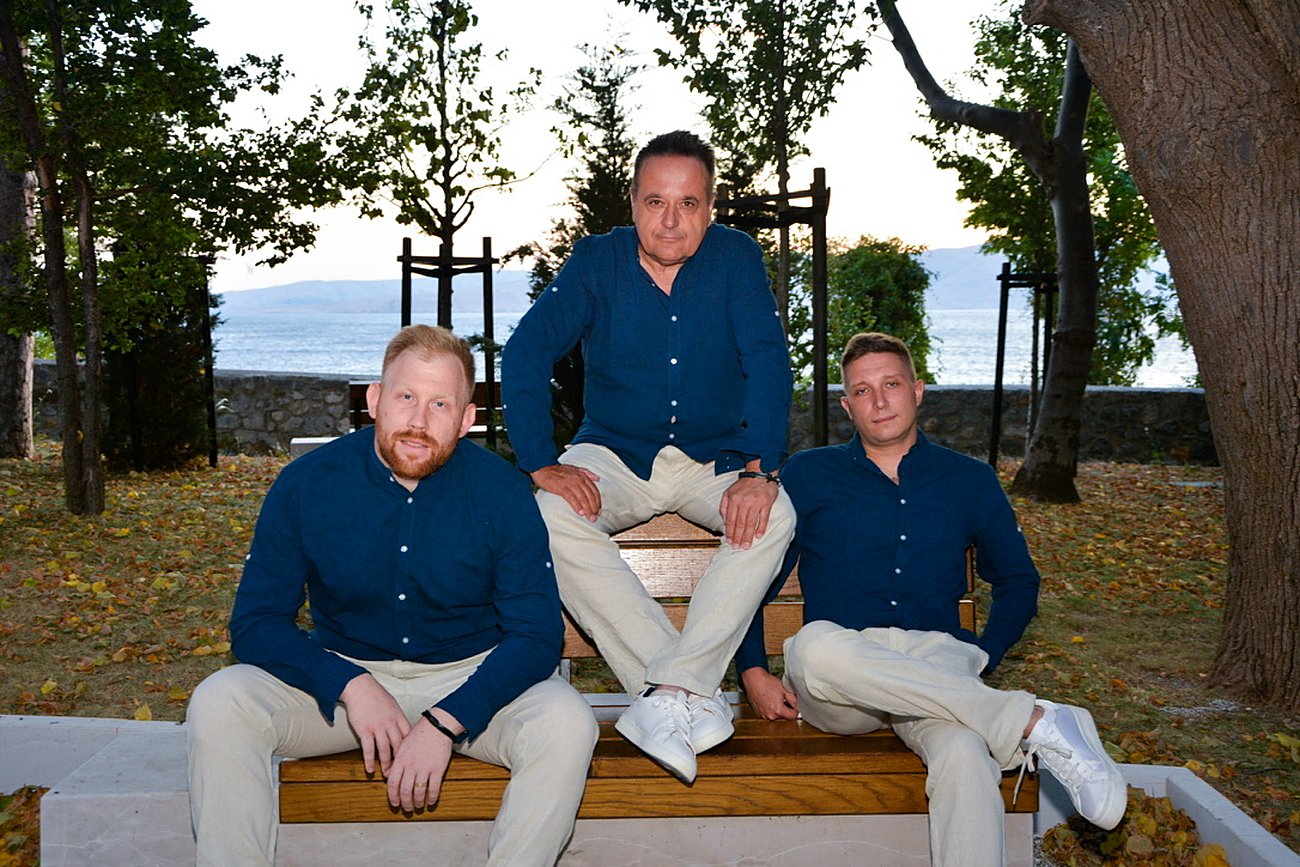 Trio Mirakul na klupi uz more
